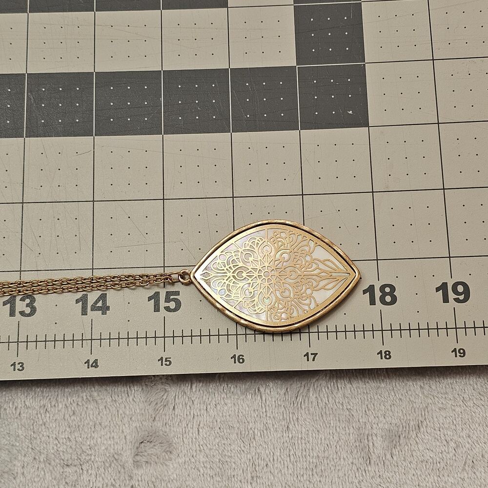 C1946 Mother of Pearl MOP Filigree Floral Mandala Pendant Necklace Gold Tone - Picture 6 of 7